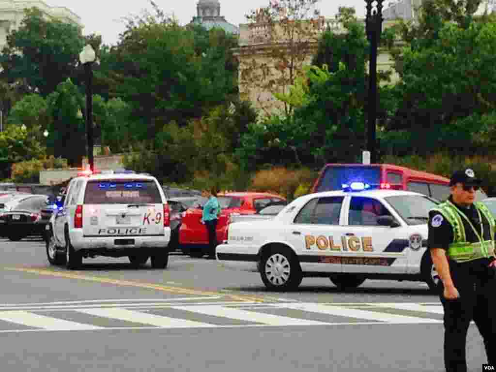 Polisi Capitol berjaga-jaga di luar Capitol Hill saat gedung tersebut disegel pasca penembakan (Diaa Bekheet/VOA)