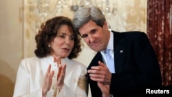 Menlu AS John Kerry dan istrinya Teresa Heinz-Kerry pasca pelantikannya sebagai Menlu AS di Washington DC, 6 February 2013 (Foto: dok). Istri Menlu AS dikabarkan sedang sakit keras dan dirawat di RS Massachusetts di Boston.
