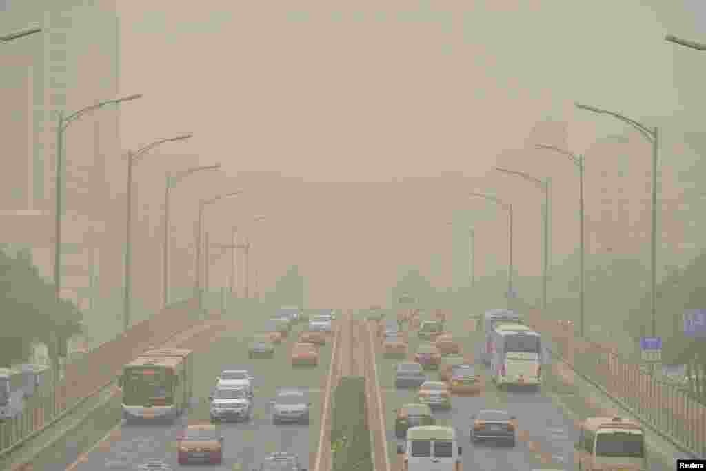 北京沙尘暴中的公路（2017年5月4日）