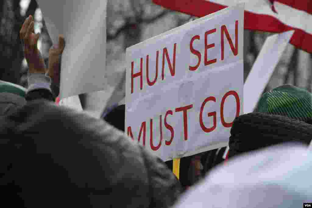 បដា​​របស់​បាតុករ អំឡុងពេល​មហា​បាតុកម្ម​នៅ​ពី​មុខ​សេតវិមាន​ប្រចាំ​សហរដ្ឋអាមេរិក​​ ក្នុង​រដ្ឋធានី​វ៉ាស៊ីនតោន កាល​ពី​ថ្ងៃ​អាទិត្យ ទី១០ ខែ​ធ្នូ ឆ្នាំ​២០១៧។។ (ណឹម សុភ័ក្រ្តបញ្ញា/VOA)