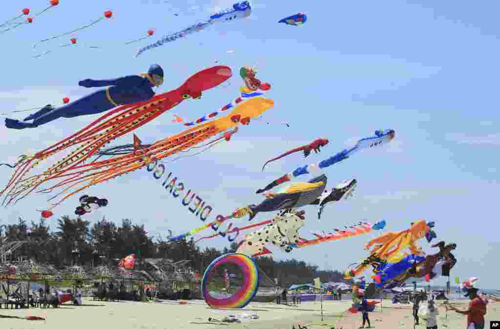 Festival layang-layang internasional di pantai Tam Thanh, provinsi Quang Nam, Vietnam.