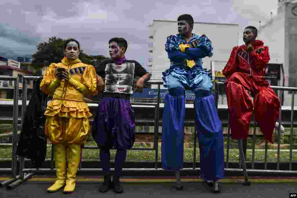 អ្នក​រាំ salsa ជនជាតិ​កូឡុំប៊ីចាំ​នៅ​ខាងក្រោយ​ឆាក​មុន​ការ​ហែក្បួន​ &quot;Salsodromo&quot; នៅក្នុង​ទីក្រុង Cali ប្រទេស​កូឡុំប៊ី​កាលពី​ថ្ងៃទី២៥ ធ្នូ ២០១៧។