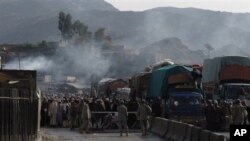 2012年12月29日，巴基斯坦边防部队守卫在巴-阿边境的托克哈姆关口。