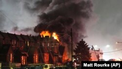 Спасатели работают на месте крушения небольшого самолета в Филадельфии в пятницу, 31 января 2025 года. (AP Photo/Matt Rourke)