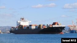 نمایی از کشتی باری که گزارش شده هدف موشک قرار گرفت