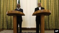 Menteri Luar Negri Iran Ali Akbar Salehi (kanan) dan utusan PBB, Kofi Annan, menggelar konferensi pers bersama seusai pertemuan di Tehran, Iran (10/7).