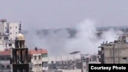 业余人士拍摄的视频显示，6月21日硝烟从霍姆斯一个清真寺附近升起