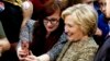 6일 미국 민주당의 힐러리 클린턴 후보가 펜실베니아 주 피츠버그 시 카네기멜론대학에서 열린 선거 유세에서 지지자들과 함께 사진을 찍고 있다.