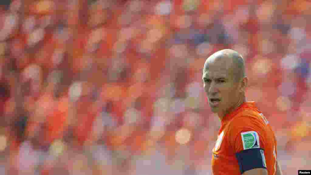 Arjen Robben dari Belanda di depan lautan penggemar Belanda dalam pertandingan melawan Chile di arena Corinthians di Sao Paulo, 23 Juni 2014.