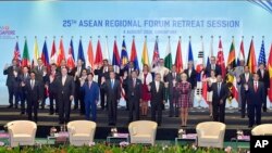 마이크 폼페오 미 국무장관을 비롯한 각국 대표단이 4일 싱가포르에서 열린 아세안지역안보포럼(ARF) 외교장관회의에서 기념촬영을 하고 있다. 