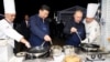 Presiden Rusia Vladimir Putin (kanan) dan Presiden China Xi Jinping memasak serabi (pancake) bersama dalam pertemuan bilateral di Vladivostok, Rusia (foto: ilustrasi). 