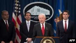 司法部长塞申斯在司法部举行的记者会上宣布打击中国经济间谍活动的新行动。（2018年11月1日）