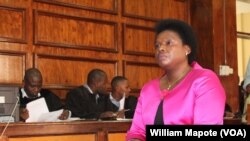 Setina Titosse no tribunal