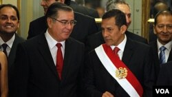 Presiden Peru Ollanta Humala (kanan) dan Prime Minister Oscar Valdes pasca pelantikan Kabinet Baru Peru di Istana Pemerintahan di Lima, Peru (11/12).