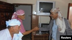 예멘 국방장관이 8일 사나를 탈출한 뒤 자택에서 방문객들을 만나고 있다. 