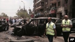 نیروهای امدادی در کنار خودروهای کاروان حامل هشام برکات دادستان کل مصر که توسط انفجار بمب هدف سو قصد قرار گرفتند - ۸ تیر ۱۳۹۴ 