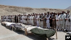 Warga Afghanistan melakukan shalat jenazah bagi tujuh warga sipil yang tewas akibat bom pinggir jalan di distrik Alingar, provinsi Laghman, Afghanistan timur bulan Juni lalu. 