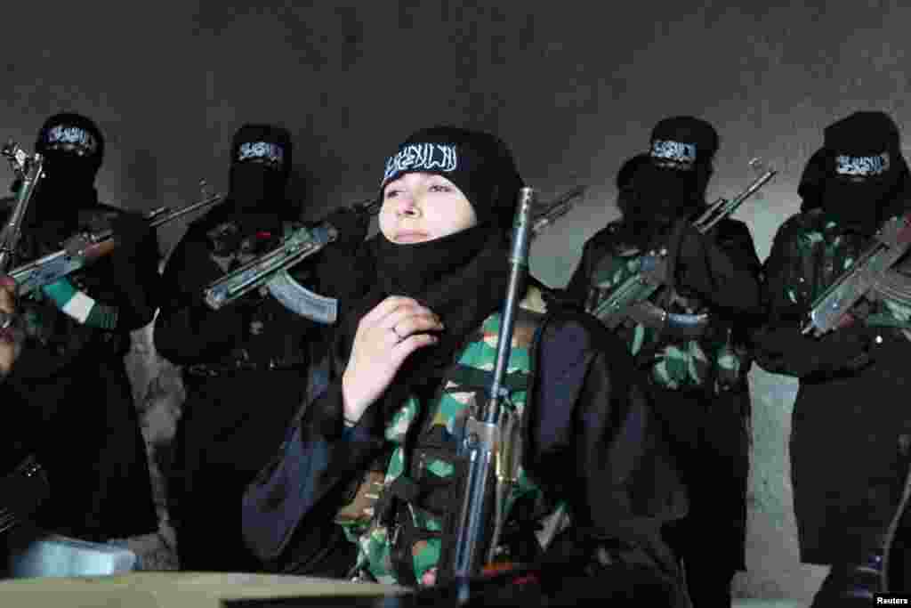17일 시리아 알레포 시에서 반군 군사훈련에 참여한 여성.