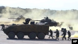 台湾士兵们在台湾北部新竹县参加军事演习。(2021年1月19日）