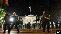 示威者在华盛顿白宫附近抗议明尼阿波利斯市一名黑人男子在警察控制中死亡。（2020年5月31日）