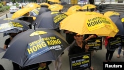 香港人打起雨伞支持占中，成为这次抗议活动的一道风景