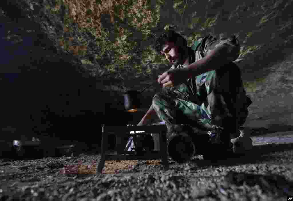 24일 시리아 이들립 지역 은닉처에서 커피를 만드는 반군 병사. 