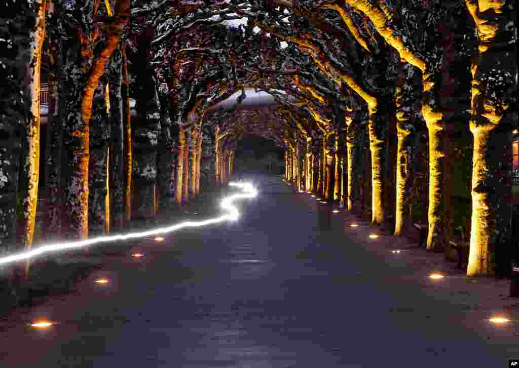 នេះ​ជា​រូបភាព​ដែល​ចាប់​យក​បុរស​ម្នាក់​កំពុង​ជិះ​កង់​នៅ​ក្នុង​ច្រក​តូច​មួយ​ក្នុង​ទីក្រុង​ Frankfurt ​ប្រទេស​អាល្លឺម៉ង់។