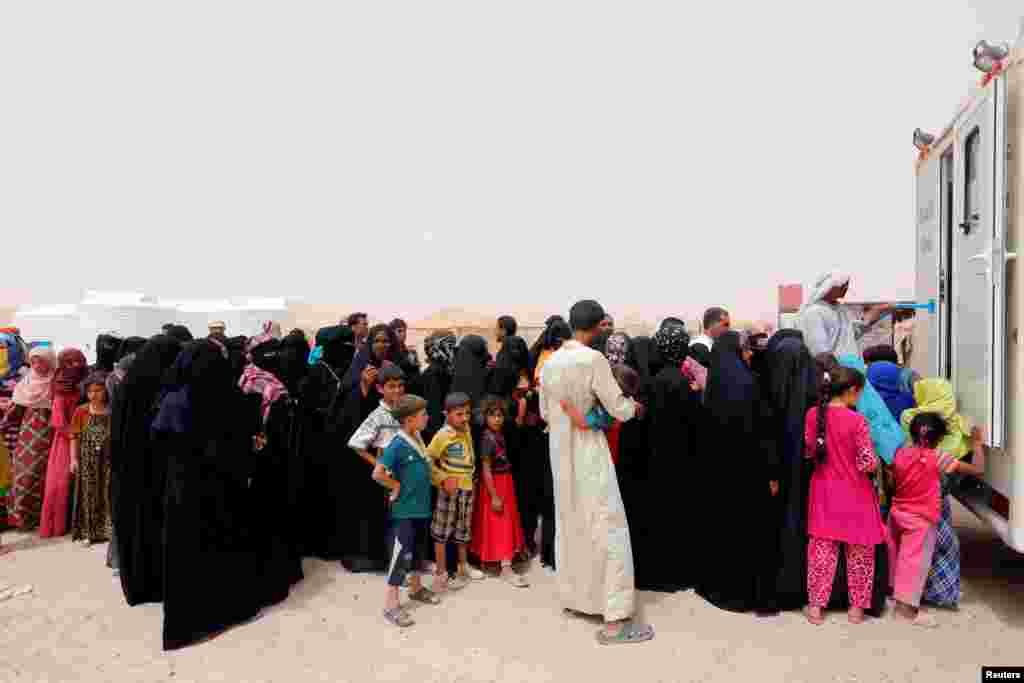 ប្រជាជន​បាត់បង់​ទី​ជម្រក ដែល​បាន​គេច​ខ្លួន​ចេញ​ពី​ក្រុង Falluja ដោយសារ​អំពើហិង្សា​បង្ក​ឡើង​​ក្រុមរដ្ឋឥស្លាម ឈរ​តម្រង់​ជួរ​ដើម្បី​ទទួល​ការ​ព្យាបាល​នៅ​ឯ​ជំរុំ​ជនភៀសខ្លួន​នៅ​ក្រុង Ameriyat Falluja ភាគ​ខាង​ត្បូង​ក្រុង Falluja ប្រទេស​អ៊ីរ៉ាក់។