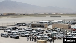 在美军撤离位于阿富汗帕尔万省的巴格拉姆美国空军基地后，基地内停放的车辆。（路透社 2021年7月5日）