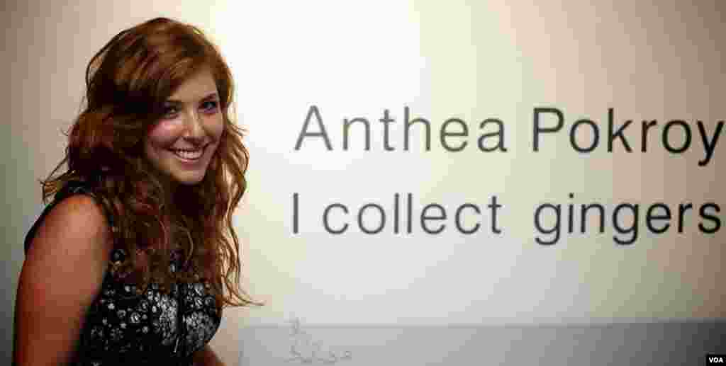 Pokroy dalam pembukaan pameran &quot;I collect gingers.&quot; (Foto: A. Pokroy) 