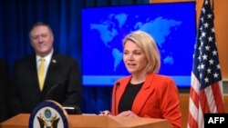 헤더 노어트 미국 국무부 대변인(오른쪽)과 마이크 폼페오 국무장관.