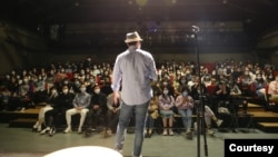 北京鼓楼某剧场脱口秀表演现场 (照片由Tony Chou提供，摄影马敬) 