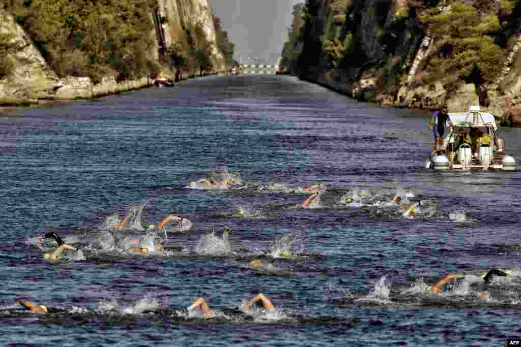 Peserta lomba renang menyeberang kanal di Kanal Corinth sepanjang 6.346 meter, dekat kota Corinth, Yunani. (AFP/Valerie Gache)
