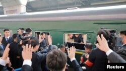 شمالی کوریا کے سربراہ کم جونگ ان چین کا غیر اعلانیہ دورہ مکمل کرنے کے بعد بیجنگ کے ریلوے اسٹیشن سے اپنی ٹرین میں وطن واپس روانہ ہورہے ہیں۔