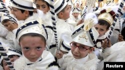 پسربچه ها با لباس سنتی در مراسم جشن یک روز قبل از ختنه شدن. استانبول ۸ ژوئیه ۲۰۱۱ 