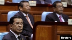 PM Kamboja Hun Sen (kiri) menghadiri rapat parlemen di Phnom Penh (24/9). 