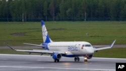 Avion bjeloruske nacionalne aviokompanije "Belavia" slijeće na međunarodni aerodrom u Viljnusu u Litvaniji, 23. maj 2021. (Foto: AP/Mindaugas Kulbis)