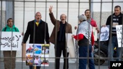 Les partisans du mouvement marocain Al-Hirak al-Shaabi brandissent des pancartes et scandent des slogans appelant à la libération du leader du mouvement, Nasser Zefzafi, devant la cour d'appel de Casablanca, le 5 janvier 2018. 