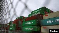 美国弗吉尼亚州朴茨茅斯的港口码头堆满了来自中国的集装箱。 （2024年10月1日）