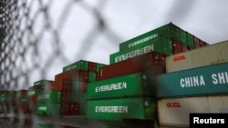 资料照片：美国弗吉尼亚州朴茨茅斯的港口码头堆满了来自中国的集装箱。 （2024年10月1日）