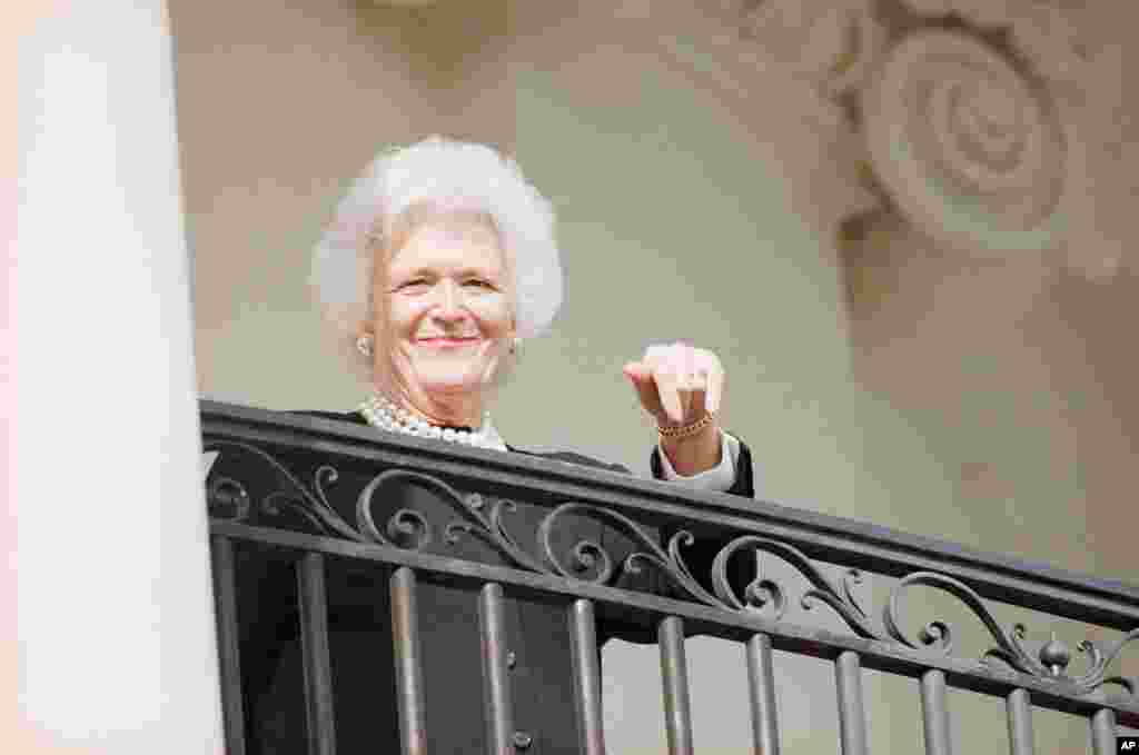 ባርባራ ቡሽ፡ በዓልቲ ቤት ፕረዚደንት ኣሜሪካ ነበር ጆርጅ ቡሽ ዓሪፈን