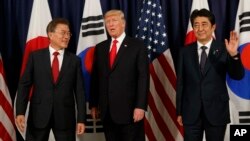 出席20国集团峰会的美国总统川普、韩国总统文在寅和日本首相安倍晋三在德国汉堡会晤。（2017年7月6日）