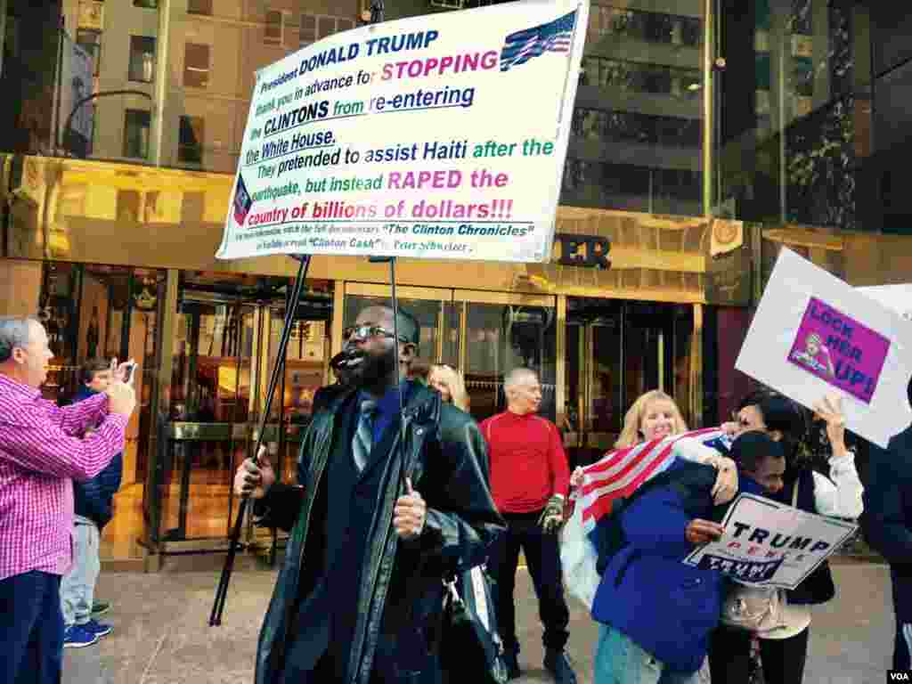 美国总统大选日前川普支持者与反对者在曼哈顿川普大楼前互相叫骂争辩，吸引路人围观拍照 (美国之音张佩芝拍摄)