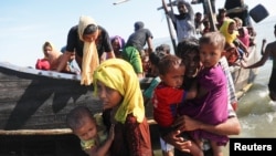 지난 1일 미얀마에서 배를 타고 탈출한 로힝야족 난민들이 방글라데시 해안에 도착했다.