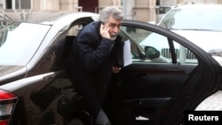 حسن تاجیک، سفیر تهران در اتریش، روز گذشته (دوشنبه) برای ورود به هتلی در وین از خودروی سواریش پیاده می شود.