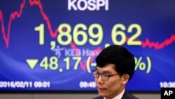 11일 한국 서울의 증권거래소 전광판에 코스피 지수가 나타나있다.
