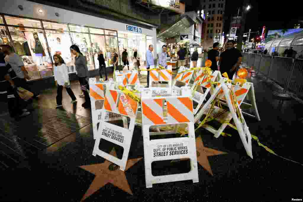 Lantai Hollywood Walk of Fame bertulisan &quot;Donald Trump&quot; dipasangi barikade agar tidak dirusak demonstran anti-Trump di Los Angeles, California.