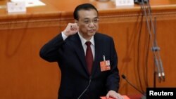 중국의 리커창 총리가 18일 총리로 재선임된 뒤 취임선서를 하고 있다.