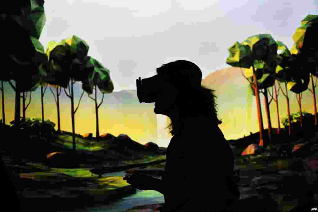 Seorang perempuan mencoba alat realitas maya &quot;Daydream View&quot; setelah dibukanya toko Google di kota New York.