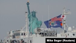 美国海军"安慰号"医院船驶入纽约港。(2020年3月30日)